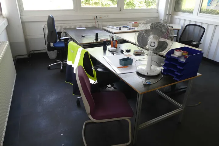 2x Bürotische mit Stühlen